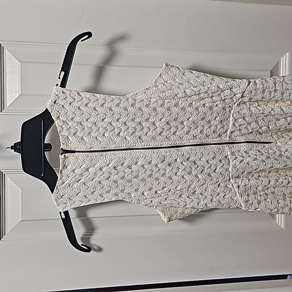 Ladies cream sleeveless dress - Picture 4 of 6